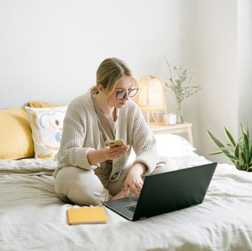 Junges Mädchen beantragt ihr Digital Nomaden Visum Spanien, um nach Mallorca zu ziehen und dem kalten Winter zu entkommen.