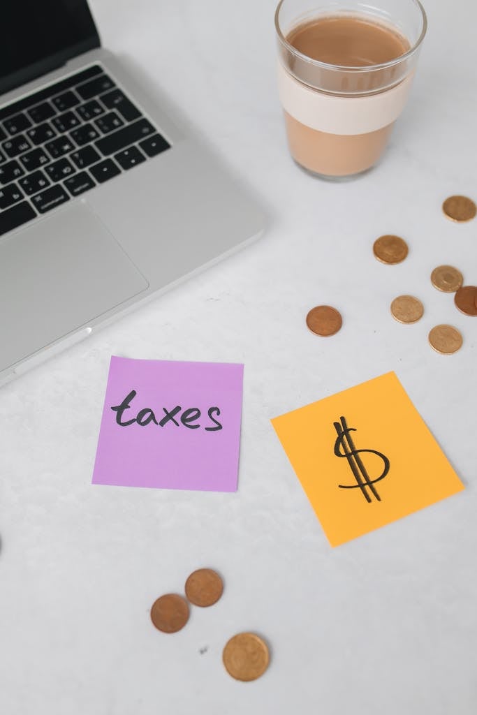 Sophia trinkt gerade einen Kaffee, weil sie keinen Steuerberater engagieren wollte, um ihre Steuern für digitale Nomaden zu erledigen